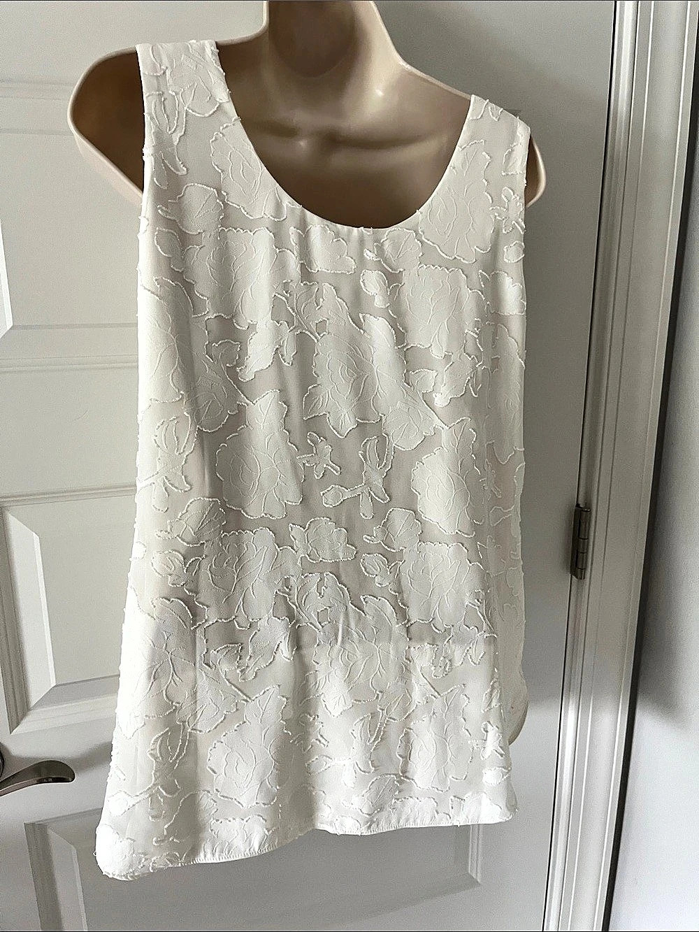 Chico's Floral Sleeveless Top in White Size 00
